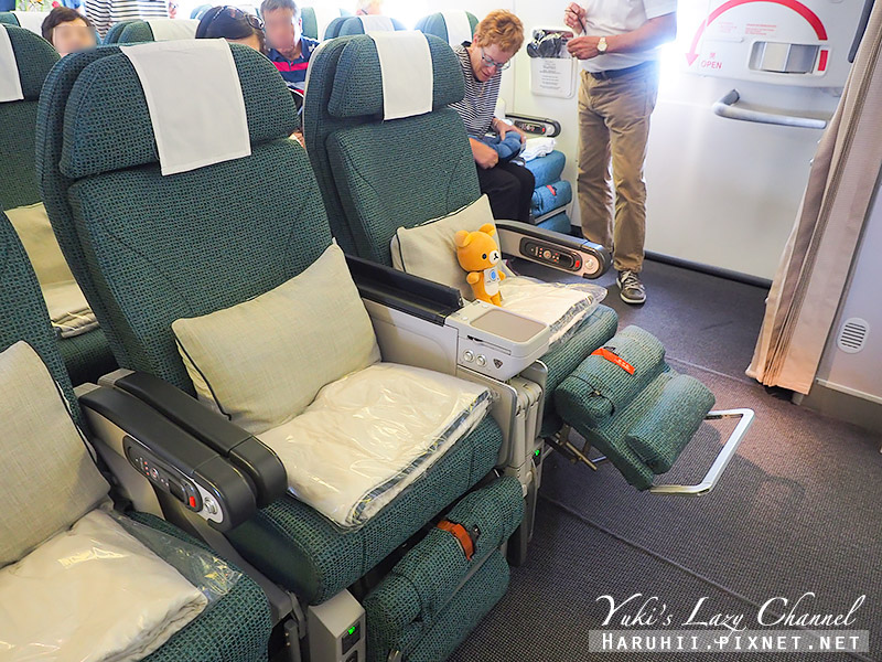 國泰航空 Cathay Pacific CX409 台北-香港 波音777-300ER 特選經濟艙(豪華經濟艙)座位、餐點、搭乘經驗 @Yuki&#039;s Lazy Channel