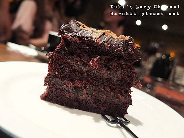 [台北信義] Black As Chocolate＊層次感豐富的玫瑰蜜桃荔枝巧克力蛋糕 @Yuki&#039;s Lazy Channel
