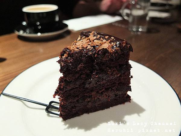 [台北信義] Black As Chocolate＊層次感豐富的玫瑰蜜桃荔枝巧克力蛋糕 @Yuki&#039;s Lazy Channel