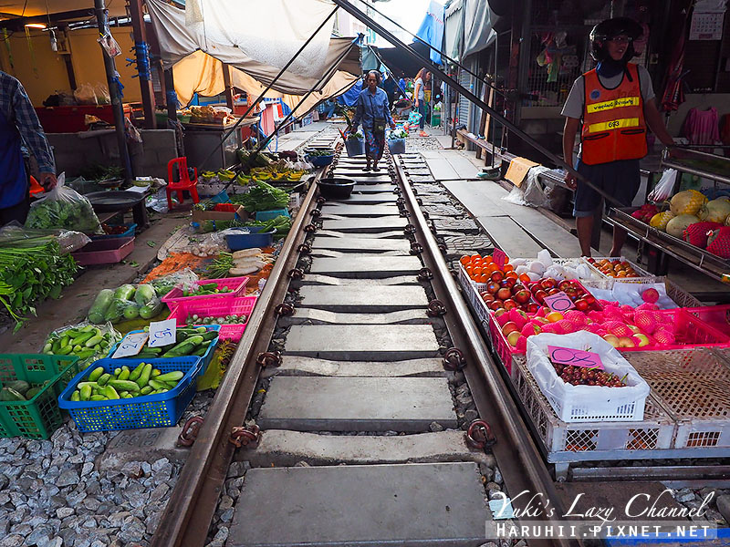 [曼谷近郊] 美功鐵道市場 Mae klong Market：鐵道旁做生意的特色鐵路市集 @Yuki&#039;s Lazy Channel