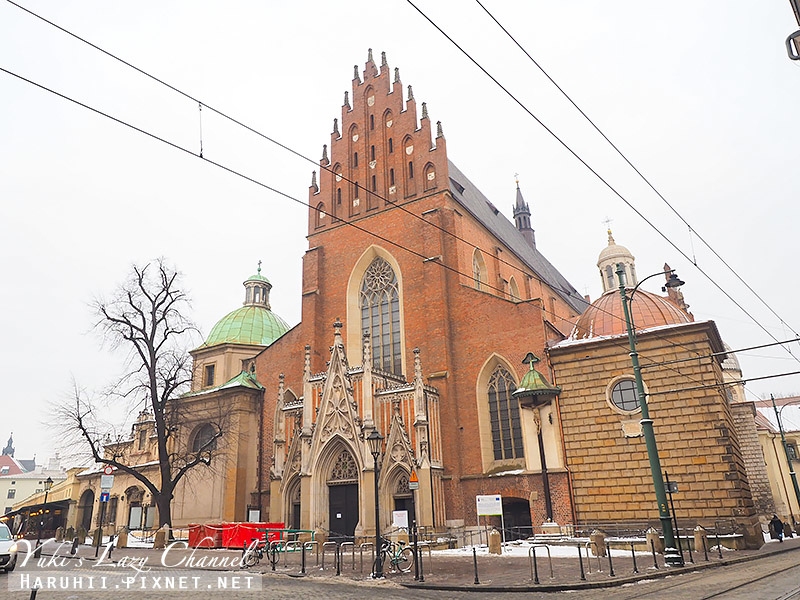 [波蘭] 克拉科夫景點/克拉科夫老城區散步：中央集市廣場、紡織會館、聖母聖殿、瓦維爾城堡，看不完的教堂與噴火龍傳說 @Yuki&#039;s Lazy Channel