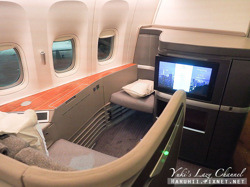 國泰航空頭等艙 Cathay Pacific First Class CX811 波士頓-香港 波音777-300ER 國泰頭等艙設備、餐點分享 @Yuki&#039;s Lazy Channel