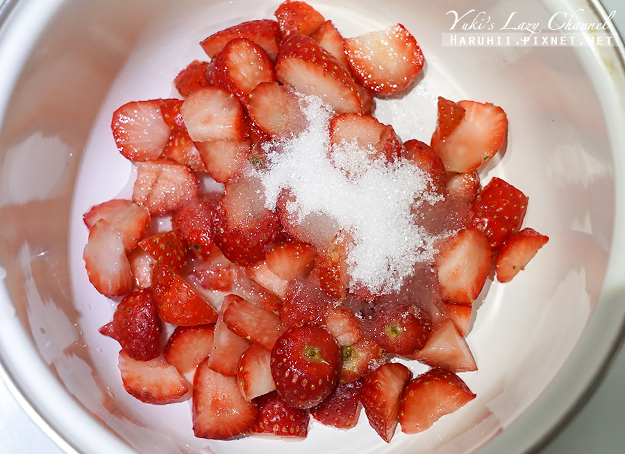 【食譜】免烤箱草莓生乳酪蛋糕，做雙色更好看 @Yuki&#039;s Lazy Channel